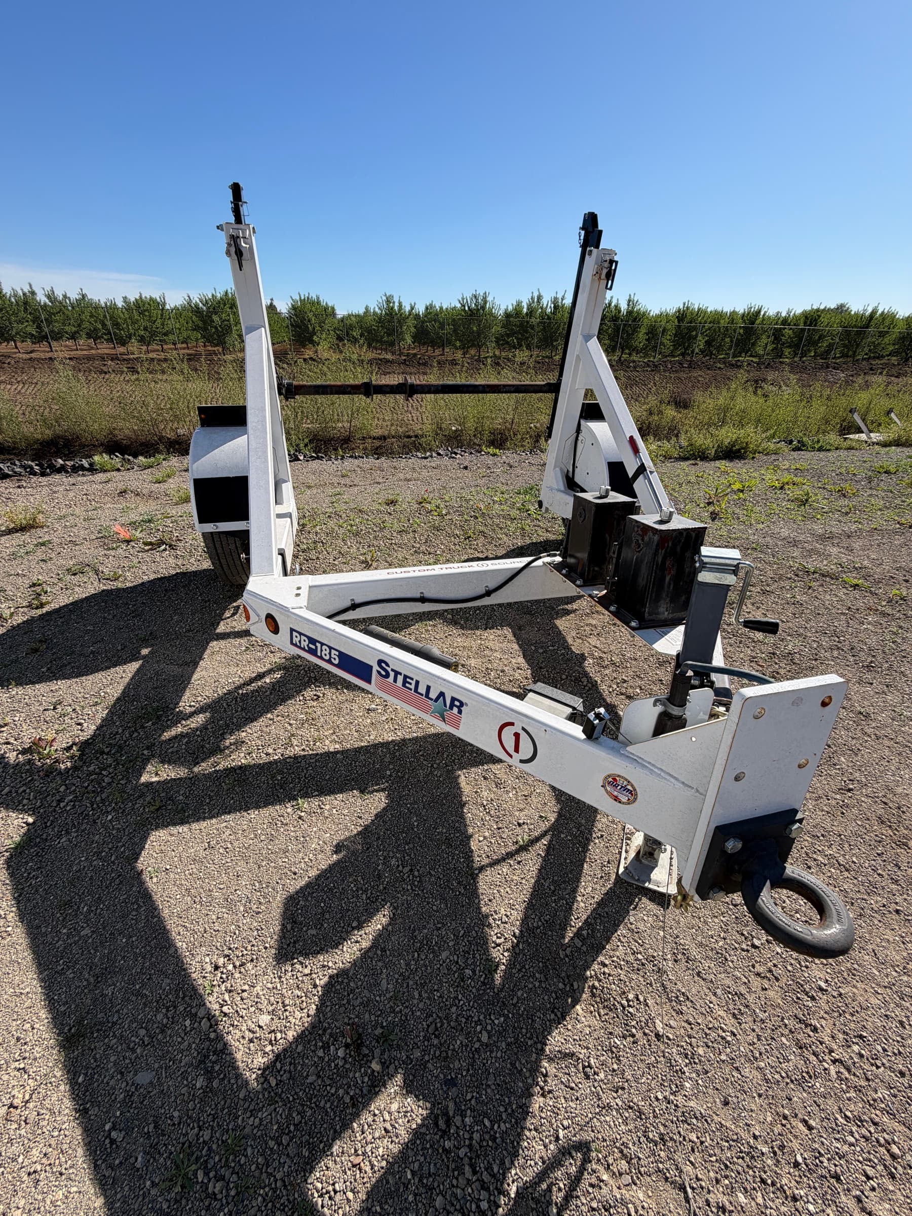 Stellar RR-185 seen from the drawbar, showing the pintle eye, drop-leg jack and hydraulic lift arms