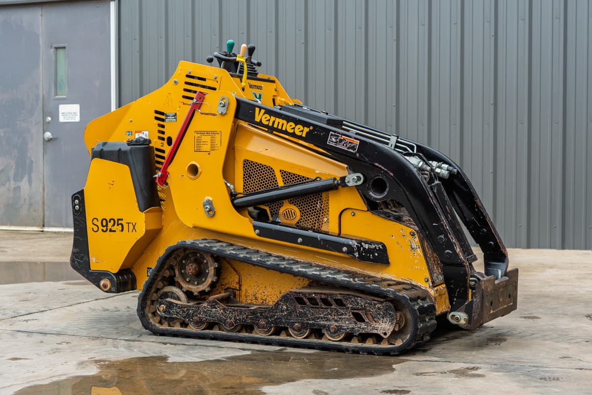 Vermeer S925TX tracked mini skid steer with a bucket attachment