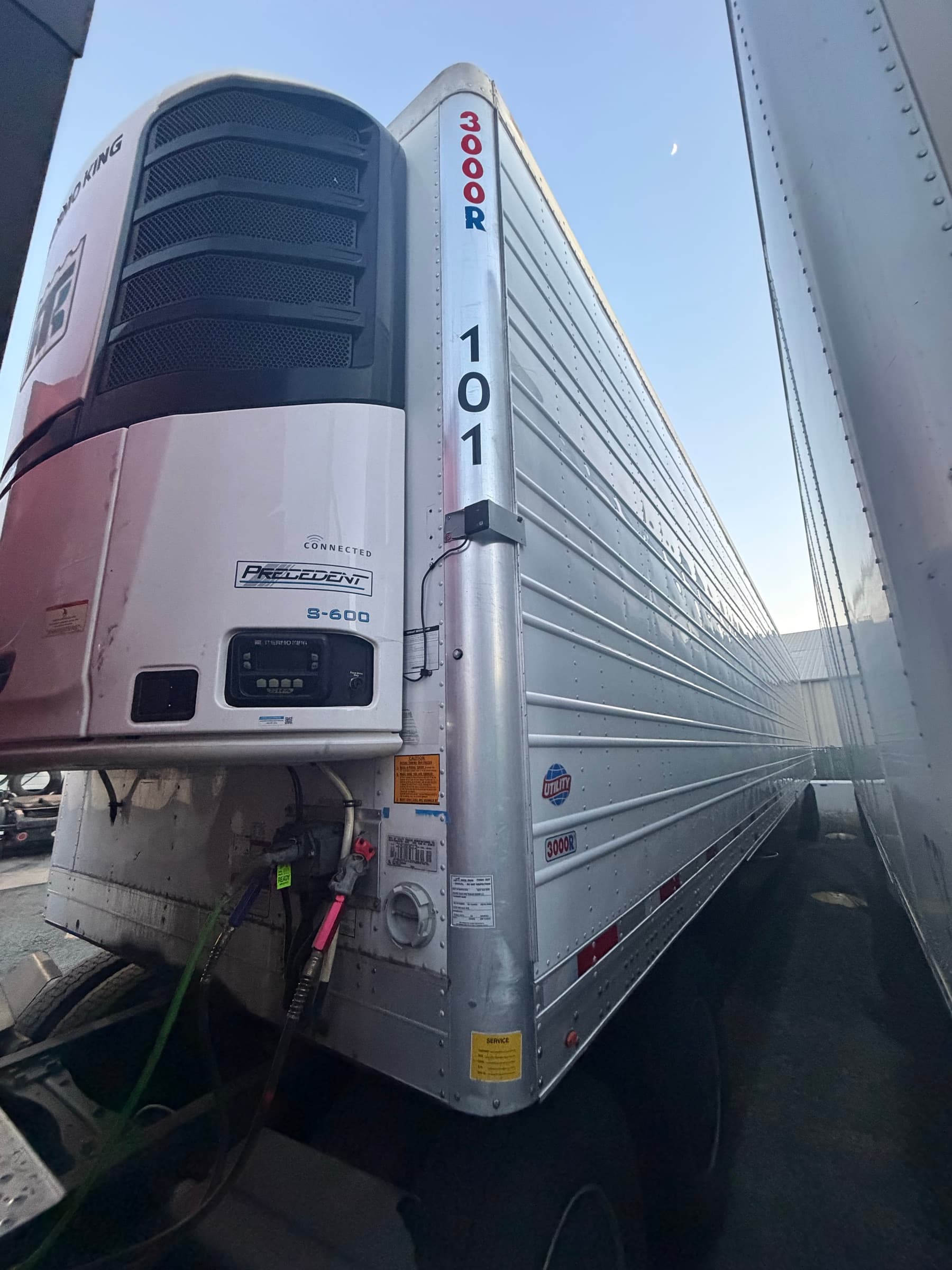 Reefer trailer 3000R number 101 with a Thermo King Precedent S-600 unit, viewed along the trailer side